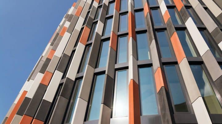 Bâtiment tertiaire : pourquoi prévoir un brise-soleil ?