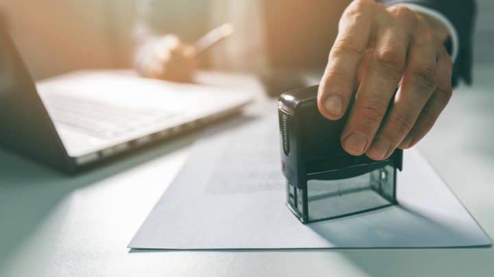 Tampon encreur : un essentiel pour les documents officiels