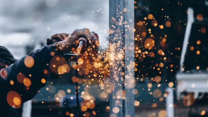 La Fonte et le Bronze: Les Métaux Incontournables de la Sous-Traitance Industrielle