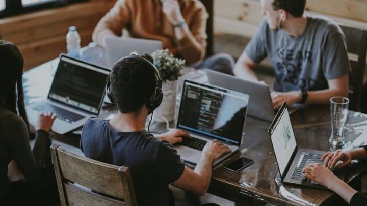 Comment lancer une entreprise en ligne avec succès : étapes essentielles