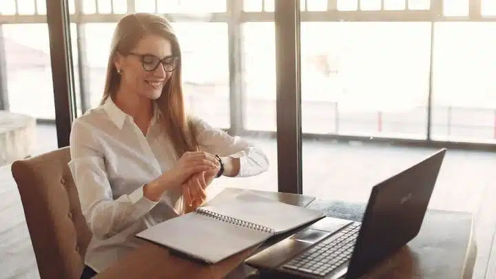 Rester de bonne humeur au travail : 4 techniques fiables !