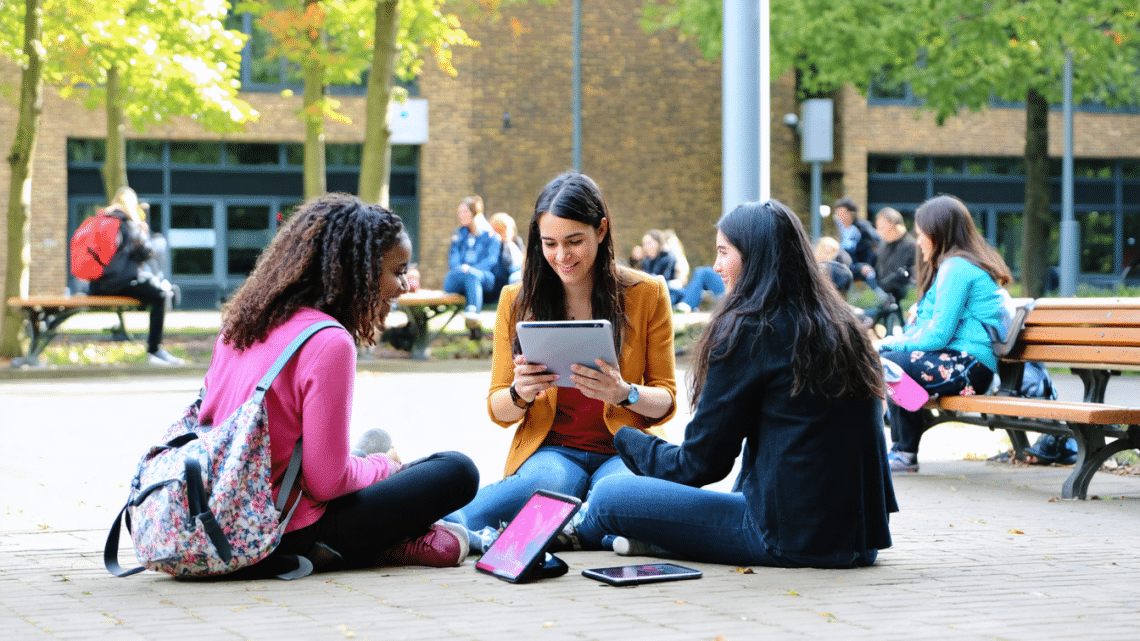 ​Ent77 : Plateforme numérique facilitant la communication entre les collèges de Seine-et-Marne et les familles​