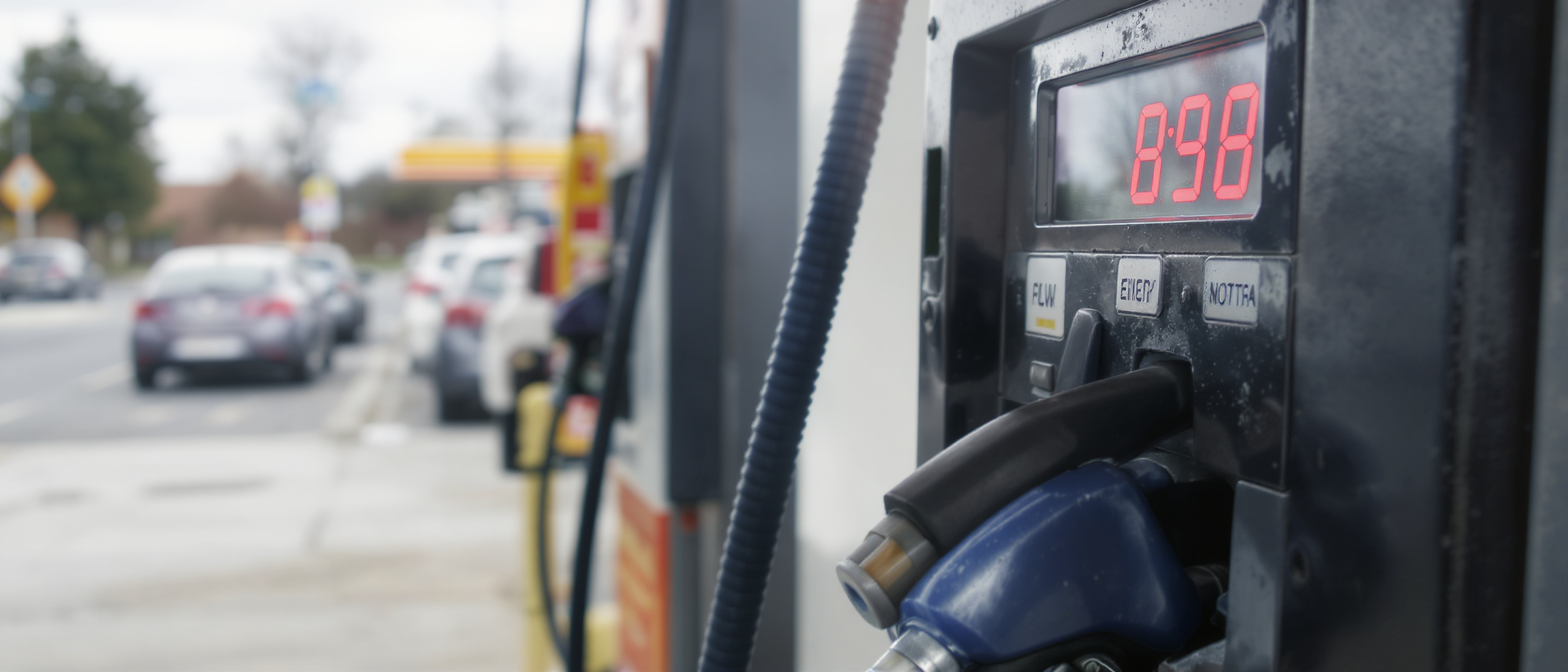 découvrez comment les certificats d’économies d’énergie pourraient influencer la hausse des prix des carburants à la pompe et les enjeux économiques liés.