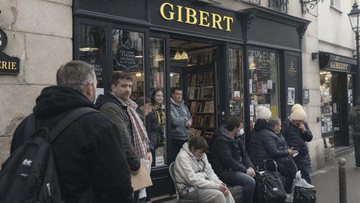 À Paris, les habitués de Gibert s’inquiètent pour l’avenir des célèbres librairies : « C’est triste de voir cette institution en difficulté »
