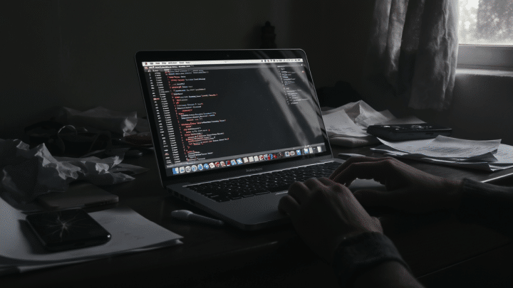 Détournements d’IA, abonnements criminels et pactes pirates : comment les cybercriminels creusent le fossé avec la police