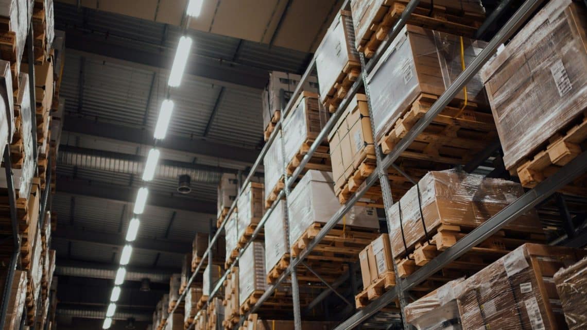 Optimiser la logistique e-commerce avec des solutions de levage fiables comme Saxlift