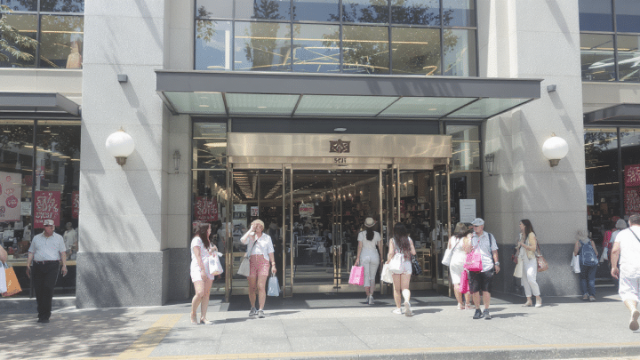 Canicule et soldes : quand la fraîcheur des grands magasins séduit autant que les bonnes affaires