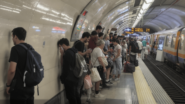 Canicule : perturbations et ralentissements majeurs dans les métros, RER et trains d’Île-de-France ce mardi