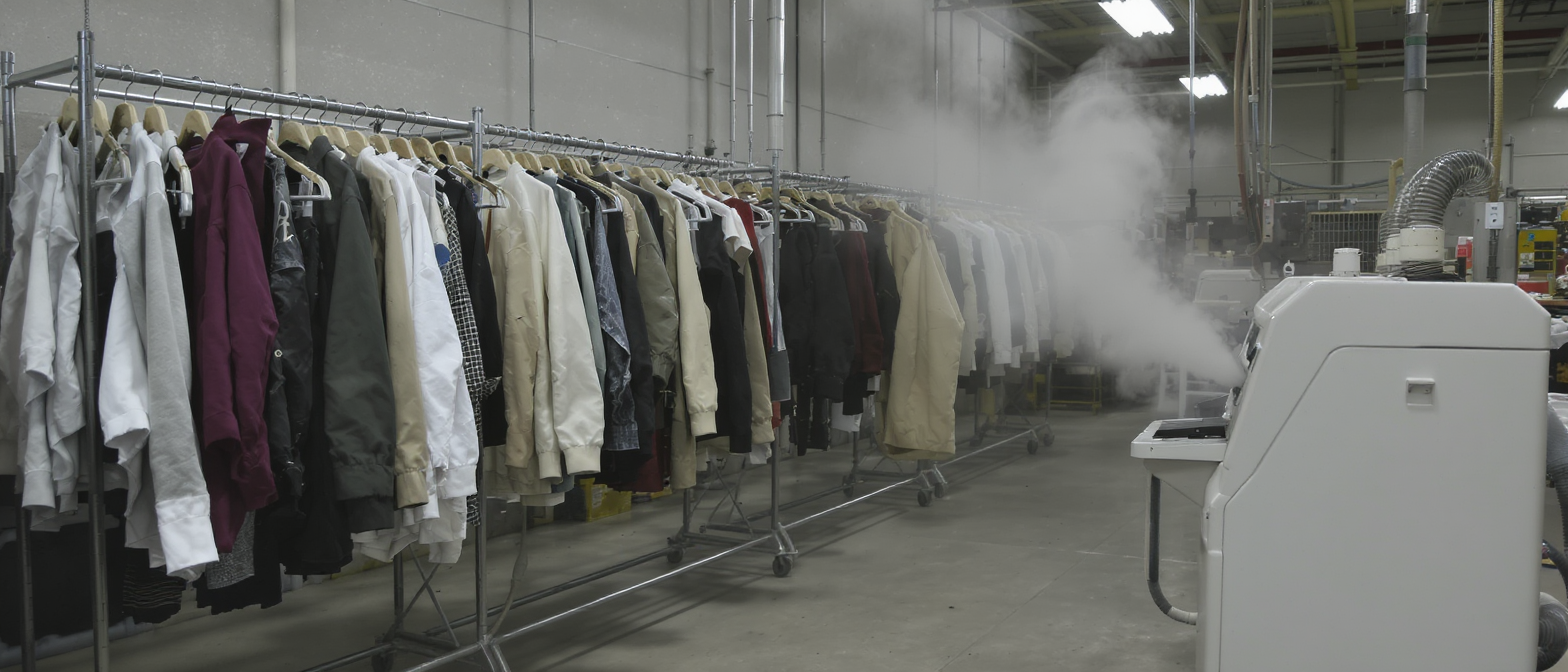&Agrave; La Courneuve, l’usine Reekom transforme les v&ecirc;tements d&eacute;fectueux autrefois consid&eacute;r&eacute;s comme des d&eacute;chets en de nouvelles cr&eacute;ations