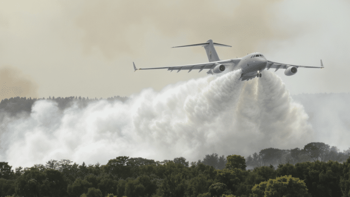 Incendies en Gironde : comment l’avion militaire A400M a été adapté pour larguer 20 000 litres d’eau en quelques secondes
