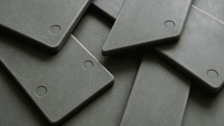 Quel plastique choisir pour résister aux produits chimiques de l’industrie ?