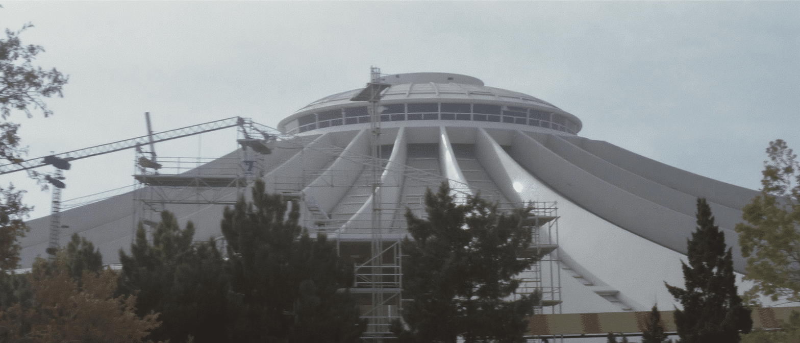 découvrez la métamorphose spectaculaire de space mountain à disneyland paris avant sa fermeture prévue en 2027. plongez dans les nouveautés et préparez-vous à une expérience inoubliable !