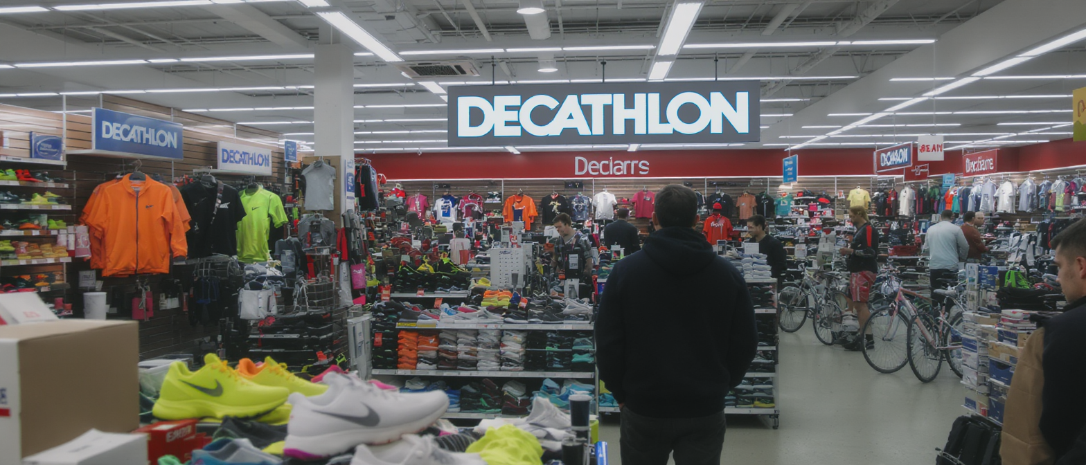 découvrez comment decathlon est passé d'un pari audacieux à un triomphe mondial, en dévoilant les secrets de son succès 50 ans après sa création.